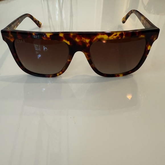 DIFF Stevie Polarized Tortoise Shell Sunglasses  in Amber Tortoise/Brown - Picture 3 of 3